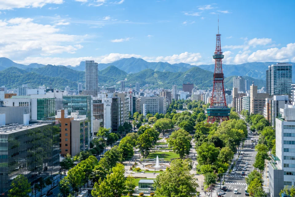 札幌テレビ塔と山々を望む札幌中心部